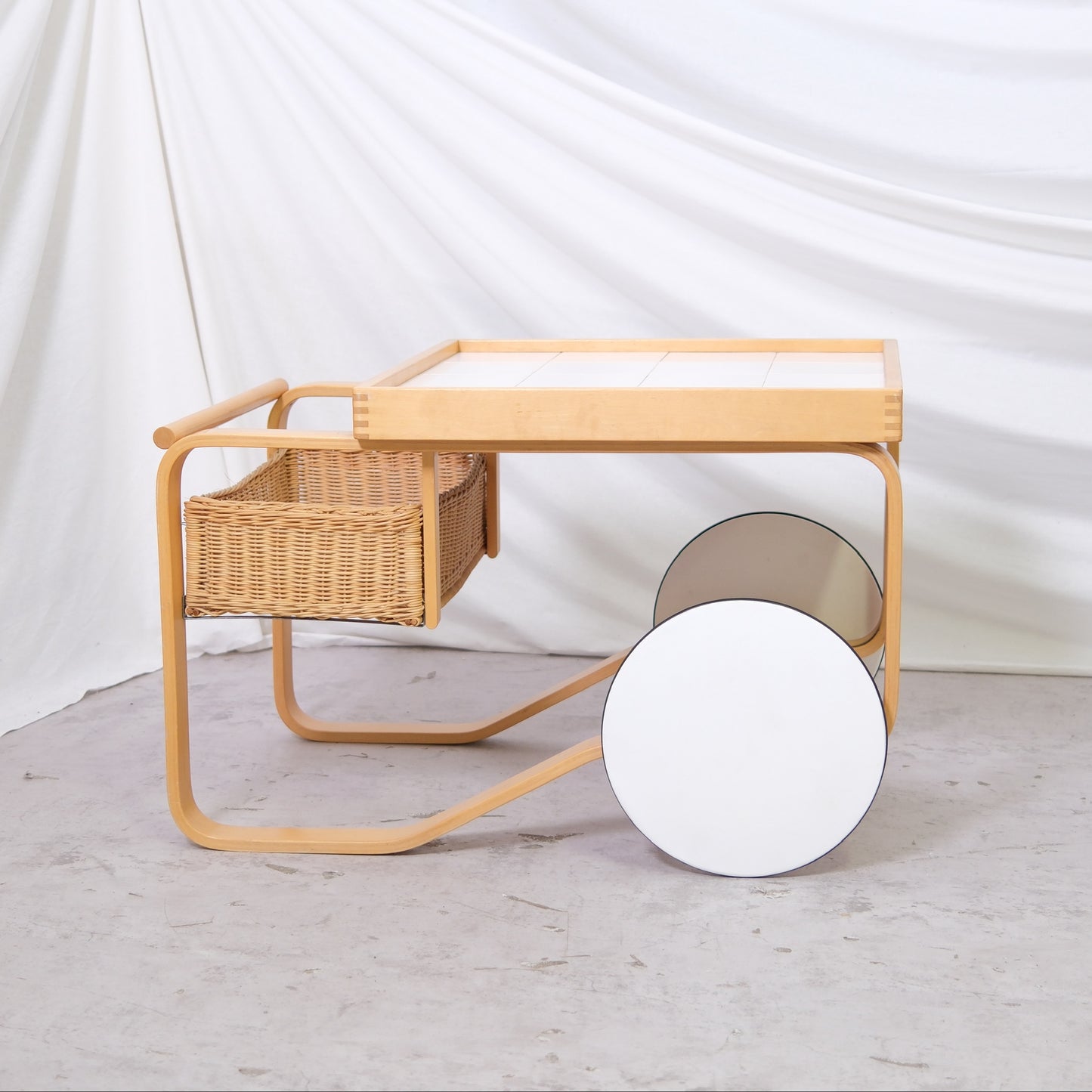 Artek 900 Tea Trolley, White Tiles