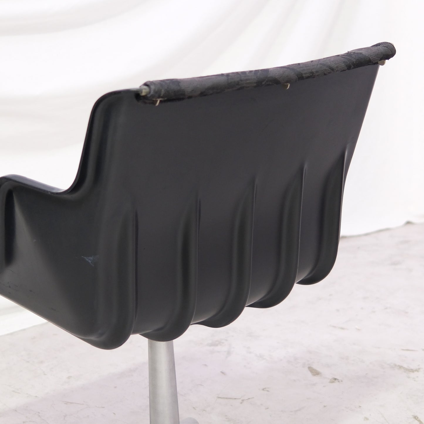 Yrjö Kukkapuro 3428 Dining Chairs, Swivel, Metal Base