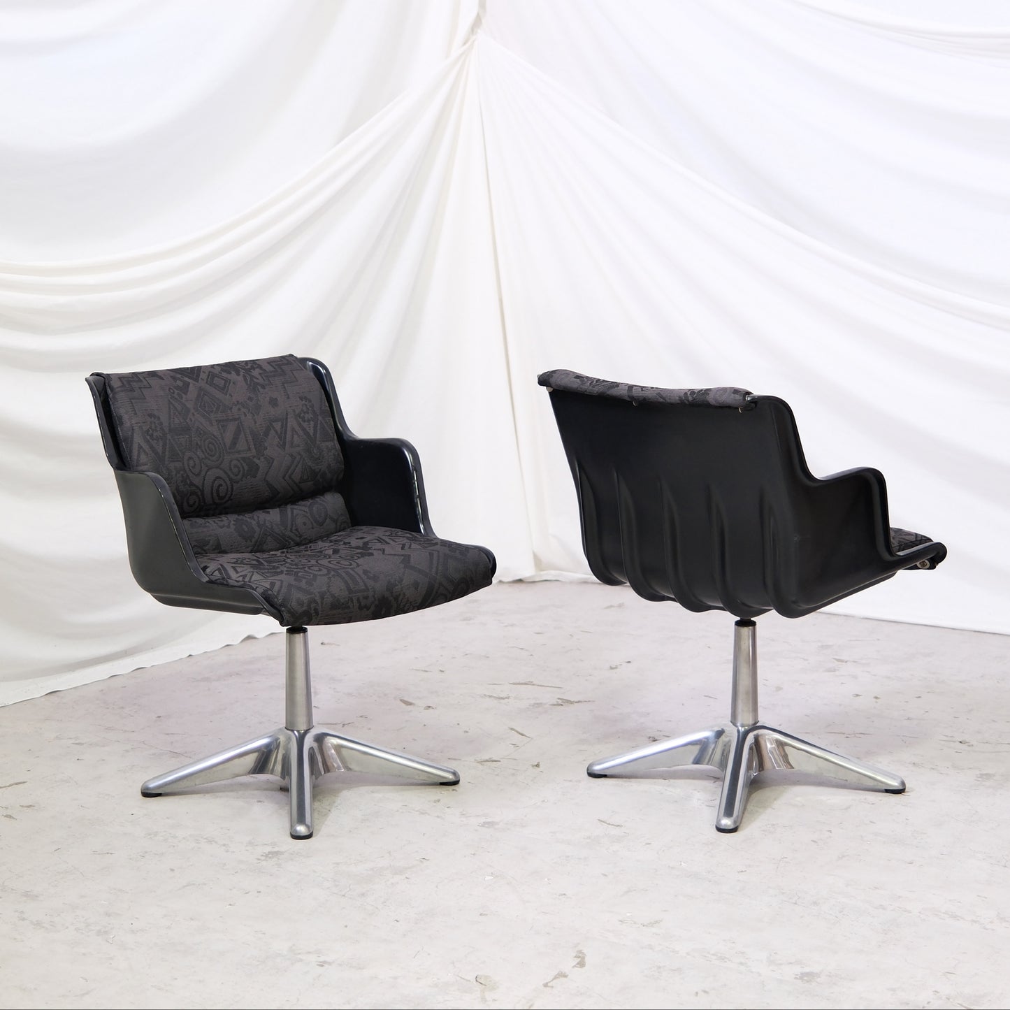 Yrjö Kukkapuro 3428 Dining Chairs, Swivel, Metal Base