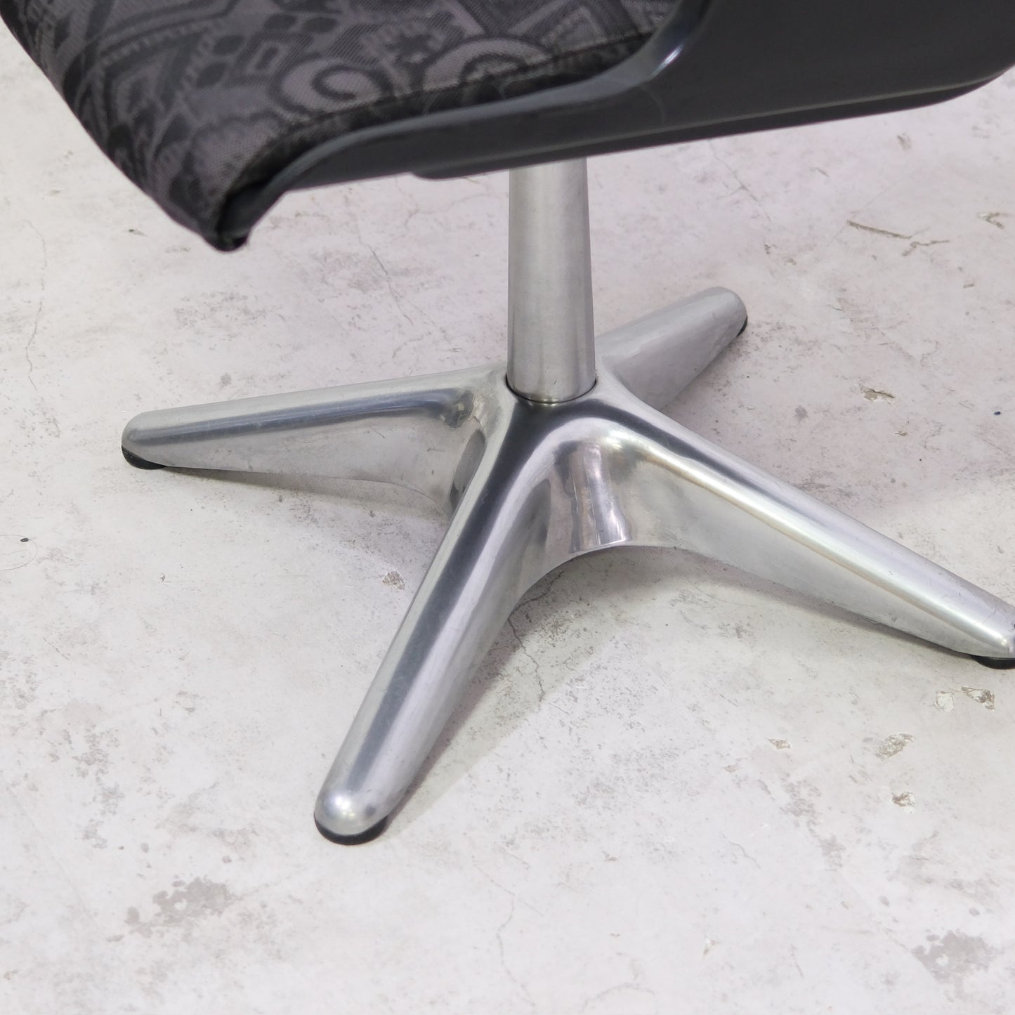 Yrjö Kukkapuro 3428 Dining Chairs, Swivel, Metal Base