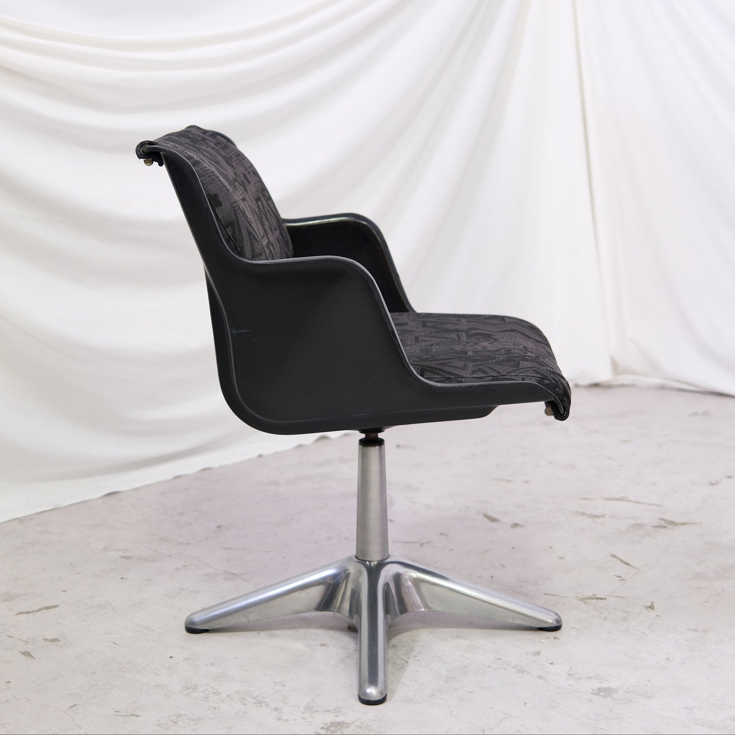 Yrjö Kukkapuro 3428 Dining Chairs, Swivel, Metal Base