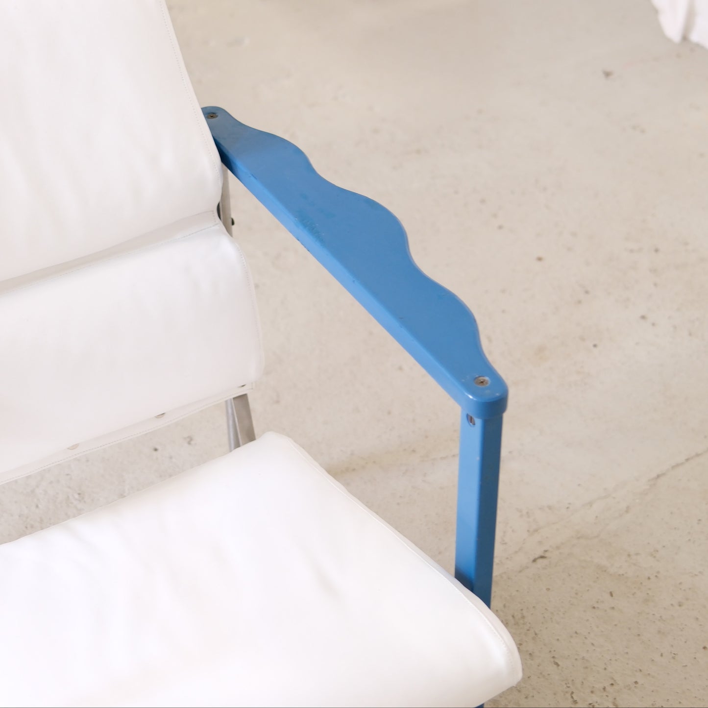 Yrjö Kukkapuro Experiment Chair in White Leather and Blue Armrests for Avarte