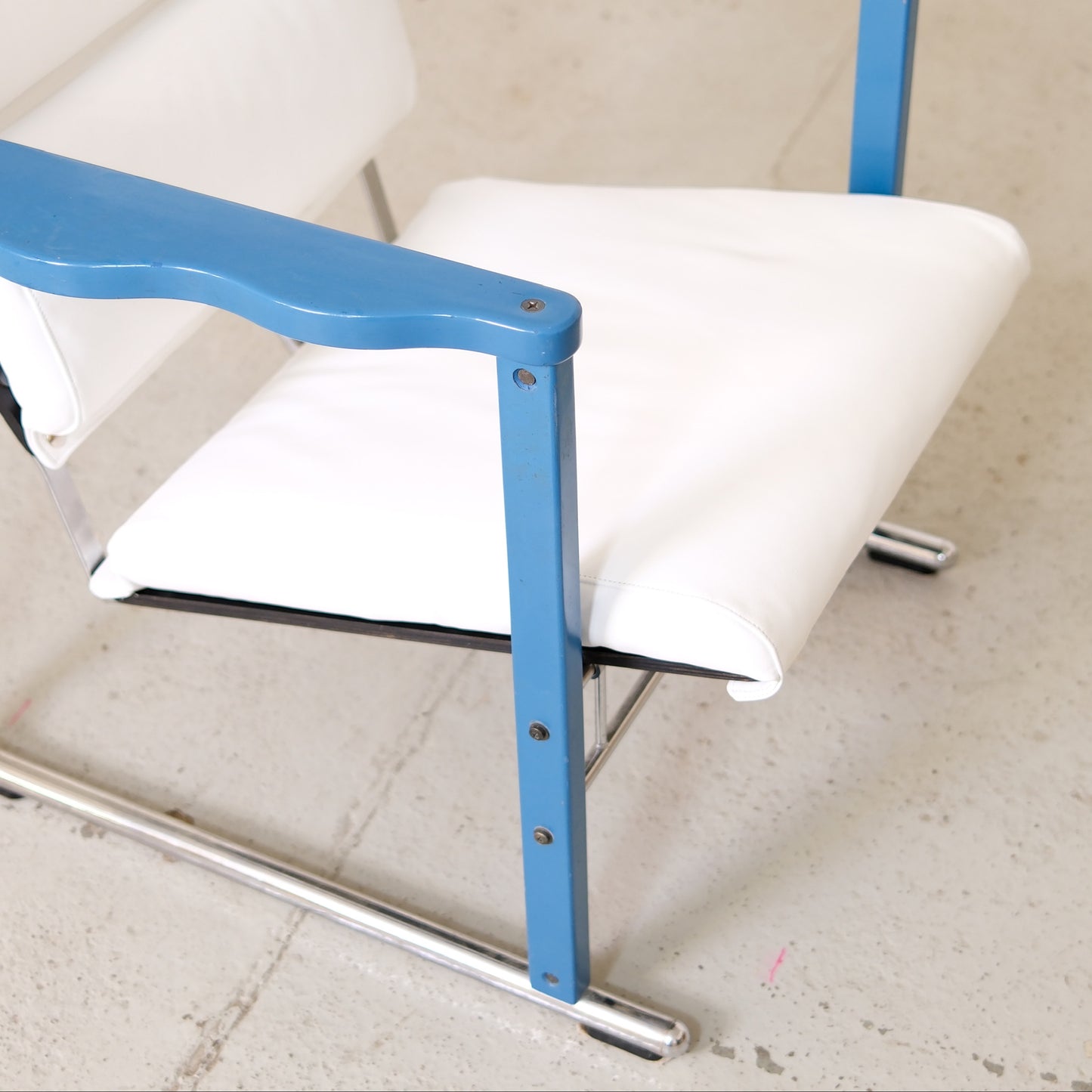 Yrjö Kukkapuro Experiment Chair in White Leather and Blue Armrests for Avarte