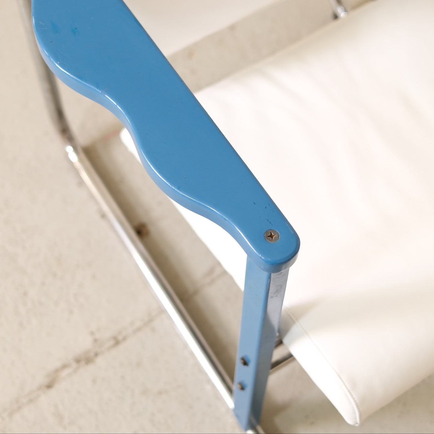 Yrjö Kukkapuro Experiment Chair in White Leather and Blue Armrests for Avarte