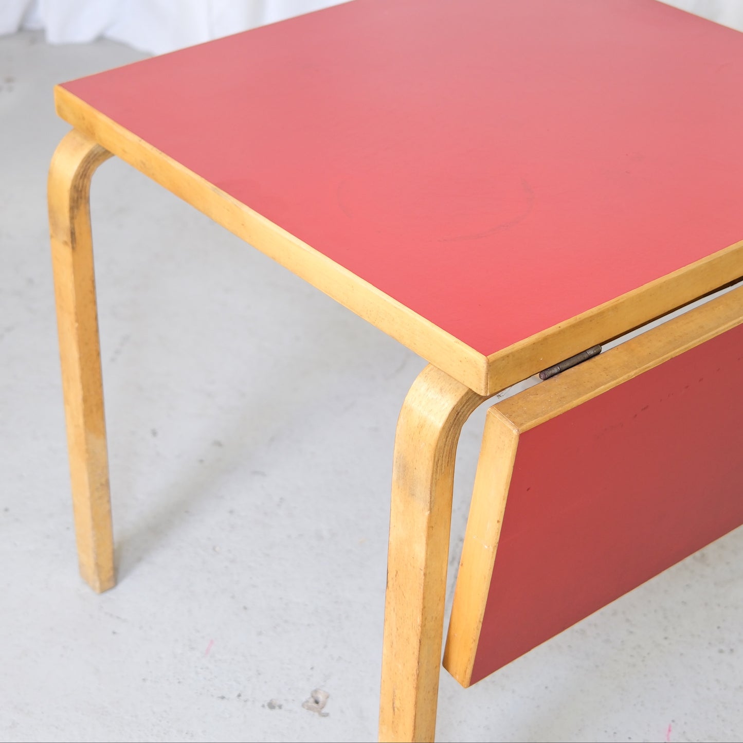 Artek Alvar Aalto Drop-Leaf Table DL81C in Red Linoleum