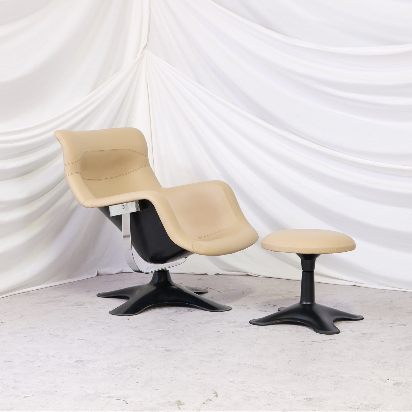 Yrjö Kukkapuro Karuselli lounge chair with matching ottoman in light upholstery and black base
Vintage Yrjö Kukkapuro Karuselli chair side view with restored upholstery
Back view of Yrjö Kukkapuro Karuselli chair with black shell and chrome support
Close-up of restored Karuselli chair upholstery and seat shape
Close-up of Karuselli chair backrest upholstery details
Matching Yrjö Kukkapuro ottoman with black base and light upholstery
HAIMI label on Yrjö Kukkapuro Karuselli chair base
Finnish vintage Karusell