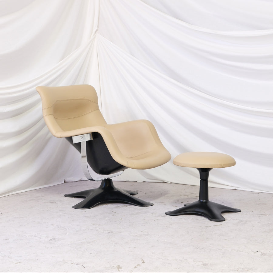 Yrjö Kukkapuro Karuselli lounge chair with matching ottoman in light upholstery and black base
Vintage Yrjö Kukkapuro Karuselli chair side view with restored upholstery
Back view of Yrjö Kukkapuro Karuselli chair with black shell and chrome support
Close-up of restored Karuselli chair upholstery and seat shape
Close-up of Karuselli chair backrest upholstery details
Matching Yrjö Kukkapuro ottoman with black base and light upholstery
HAIMI label on Yrjö Kukkapuro Karuselli chair base
Finnish vintage Karusell