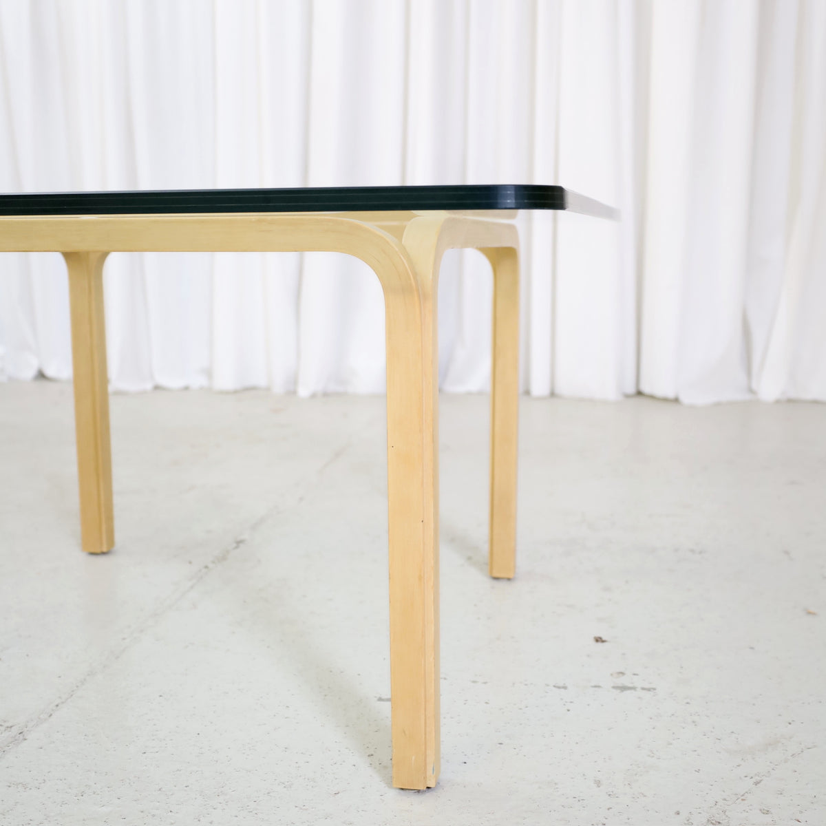 Artek Y805A coffee table side view with glass top