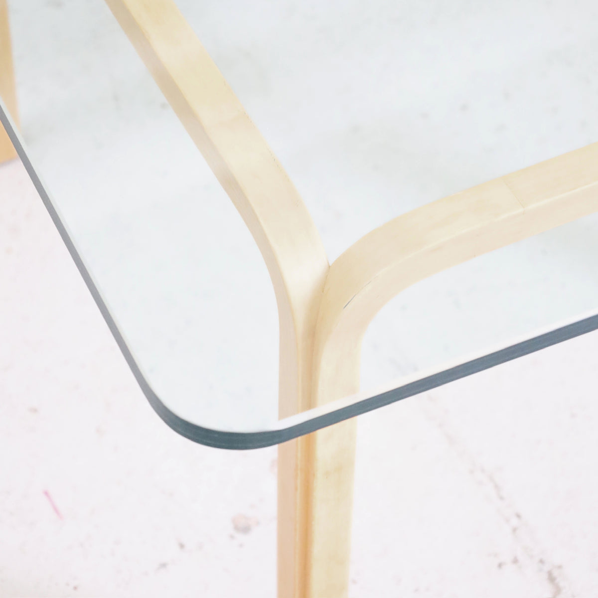 Artek Y805A coffee table glass corner and Y-leg detail