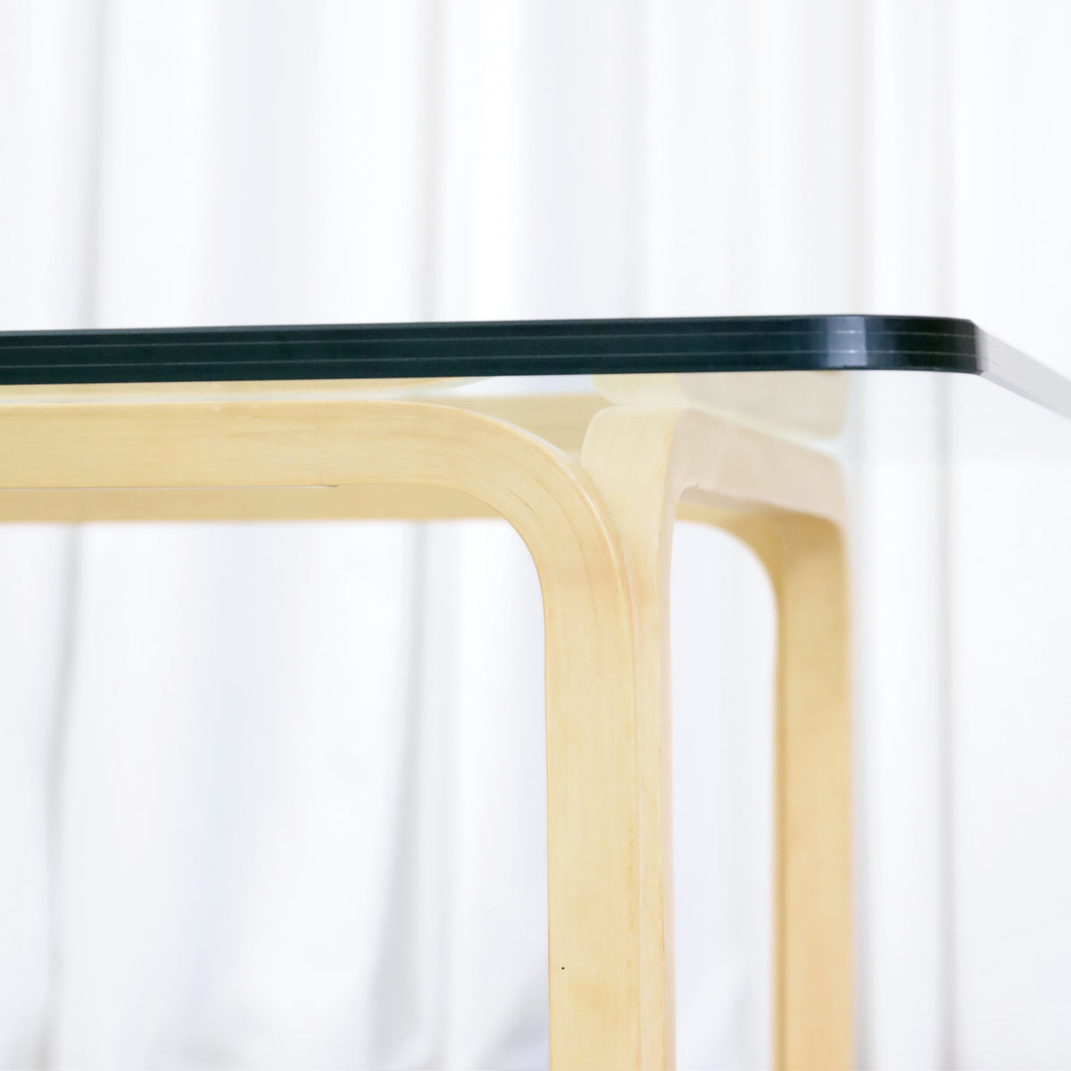 Artek Y805A coffee table birch Y-leg and glass top detail