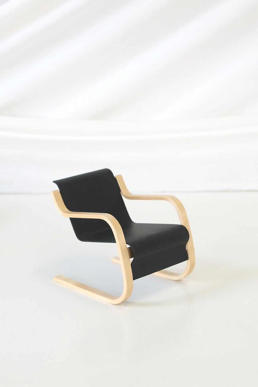 Artek – Alvar Aalto 100th Anniversary Miniature Paimio Chair, Black (1:5)