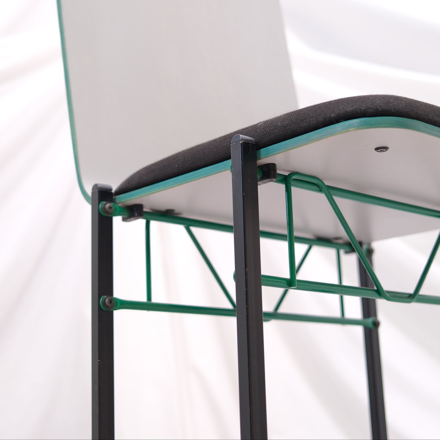 Yrjö Kukkapuro A-500 Series Chair for Avarte - Green Details