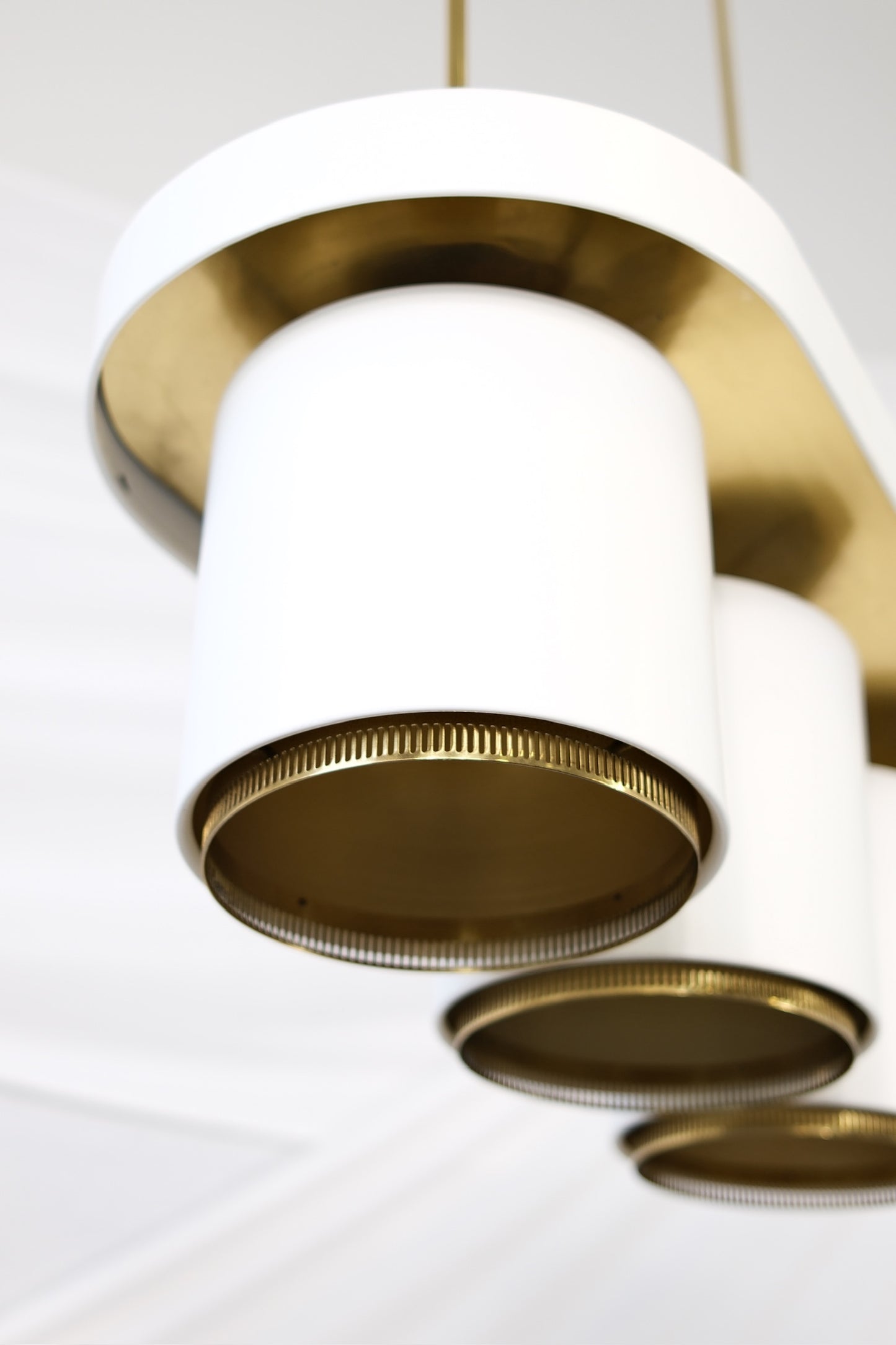 Alvar Aalto가 디자인하고 Valaistustyö가 제작한 Artek A203 천장 조명