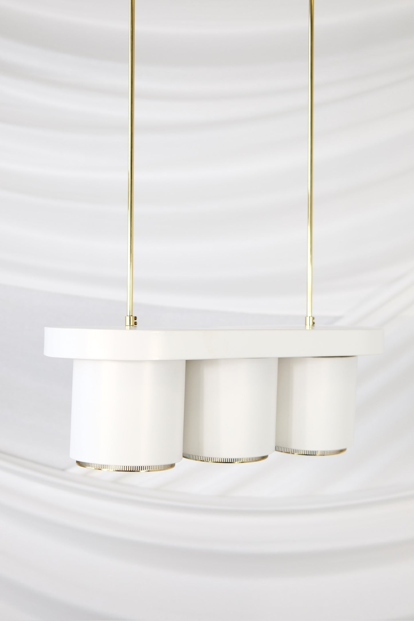 Alvar Aalto가 디자인하고 Valaistustyö가 제작한 Artek A203 천장 조명