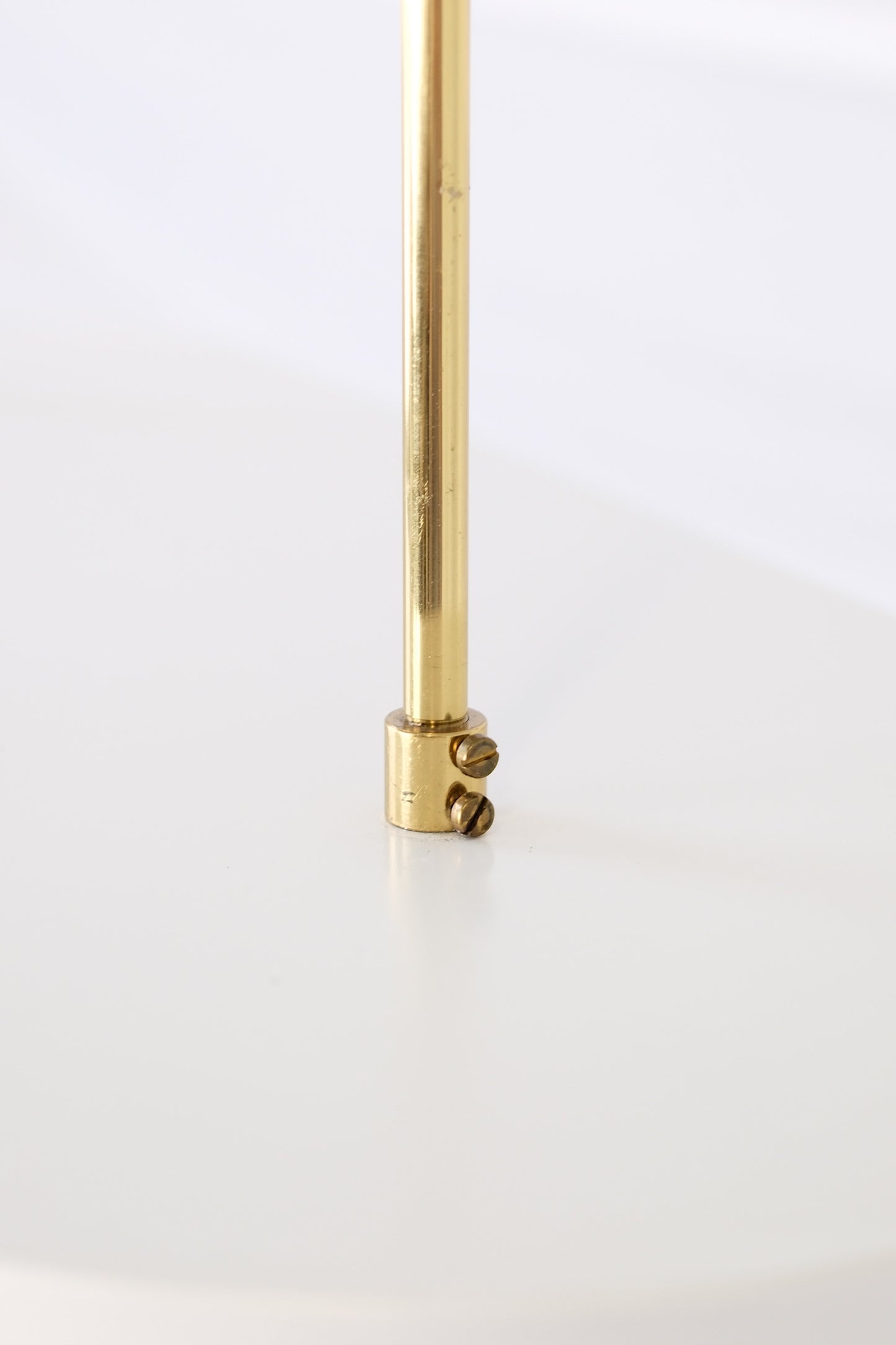 Alvar Aalto가 디자인하고 Valaistustyö가 제작한 Artek A203 천장 조명