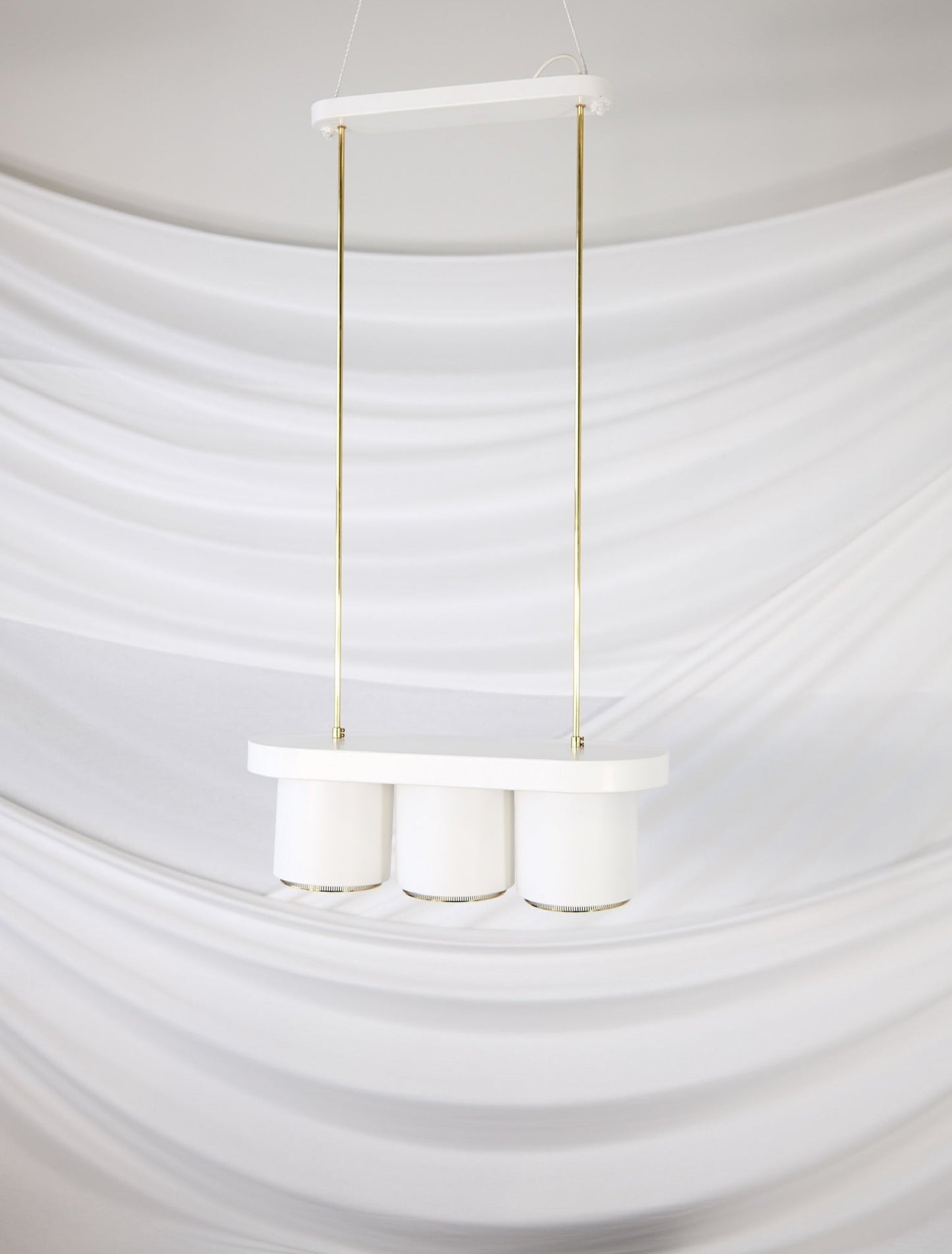 Alvar Aalto가 디자인하고 Valaistustyö가 제작한 Artek A203 천장 조명