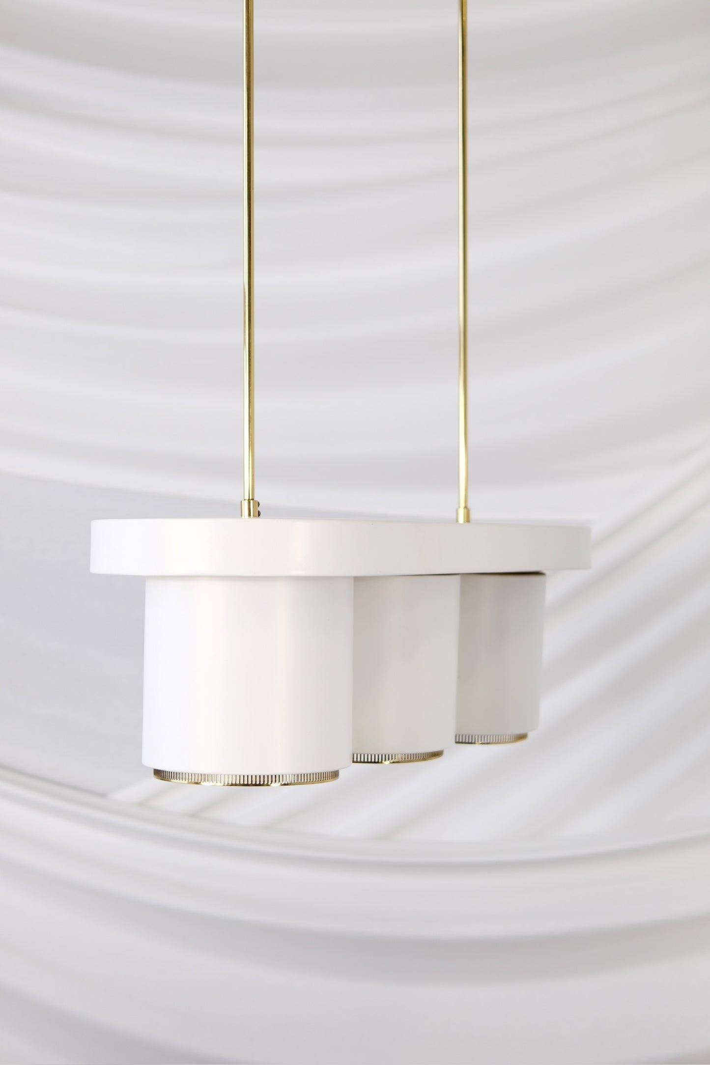 Alvar Aalto가 디자인하고 Valaistustyö가 제작한 Artek A203 천장 조명