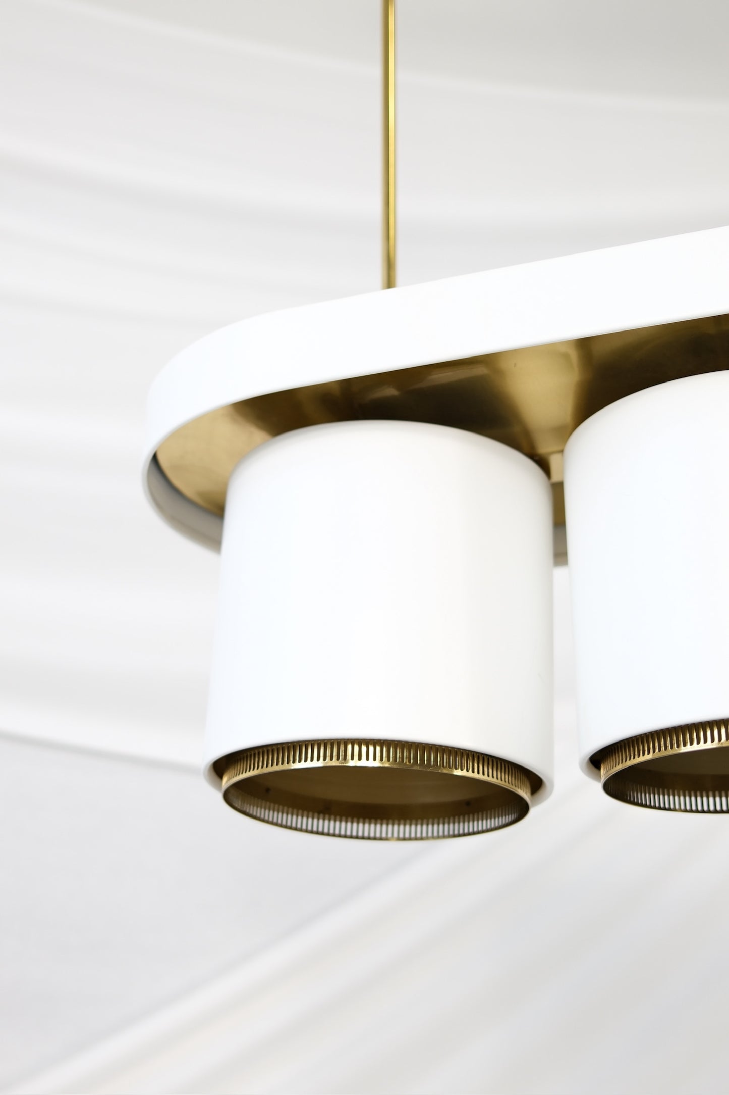 Alvar Aalto가 디자인하고 Valaistustyö가 제작한 Artek A203 천장 조명