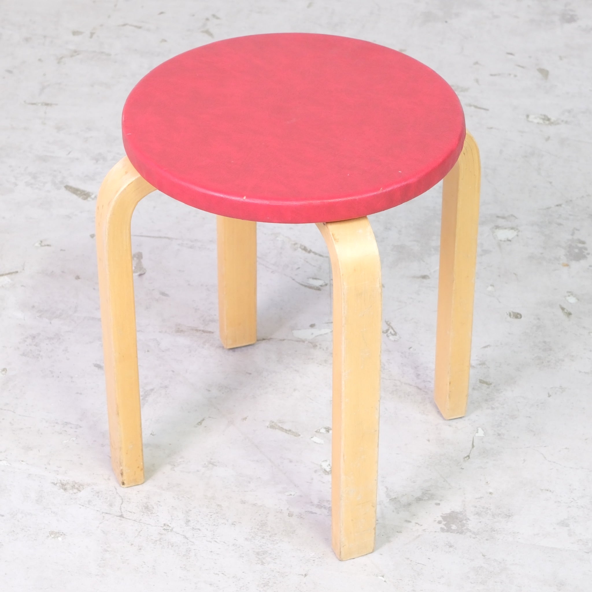 フットスツール レッド レトロ風 ヴィンテージ風 赤 222-1497-005 Alvar Aalto Stool E60 with Red Upholstery by Artek – Pino Interiors