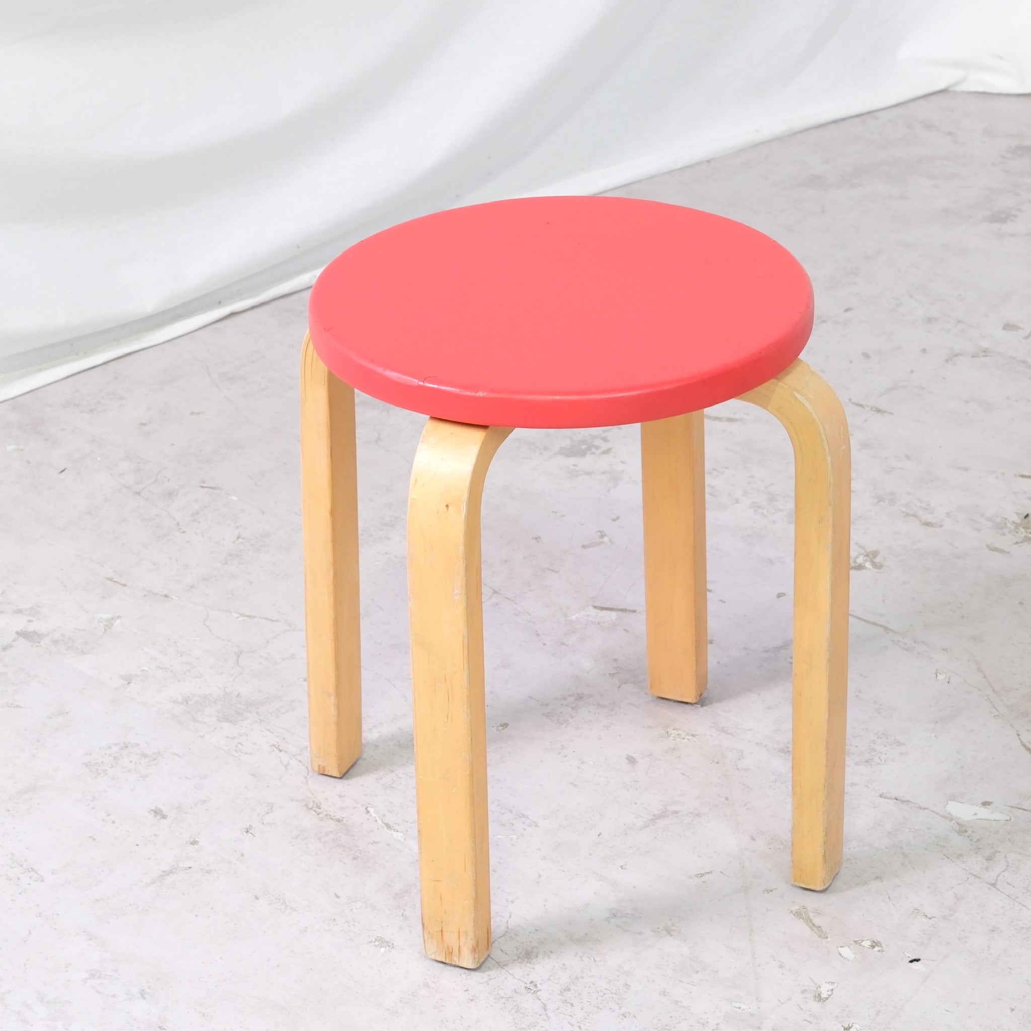 フットスツール レッド レトロ風 ヴィンテージ風 赤 222-1497-005 Alvar Aalto Stool E60 with Red Upholstery by Artek – Pino Interiors