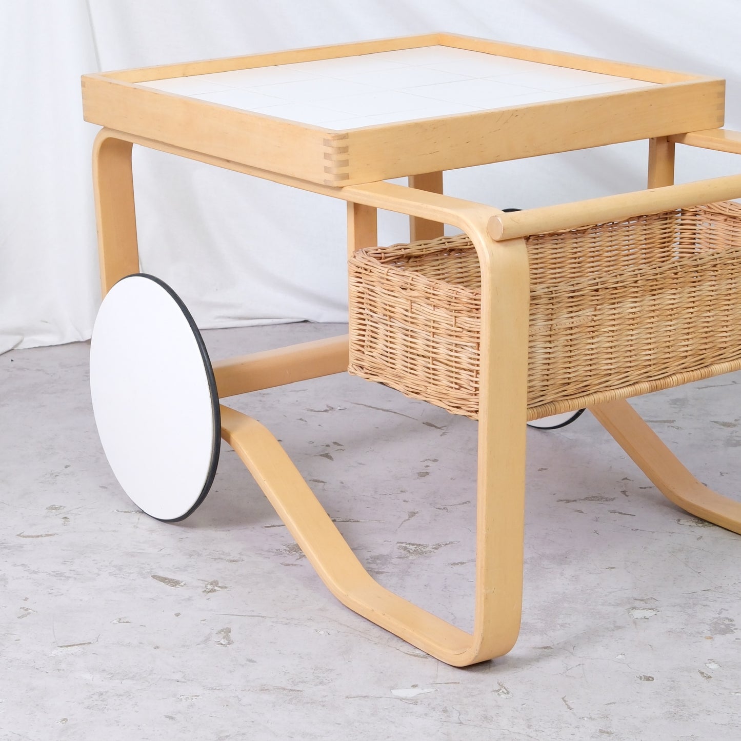 Artek 900 Tea Trolley, White Tiles