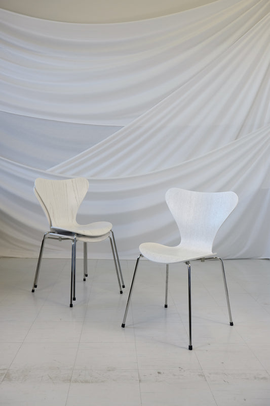 Arne Jacobsen for Fritz Hansen Model 3107 Seven (pair of three)