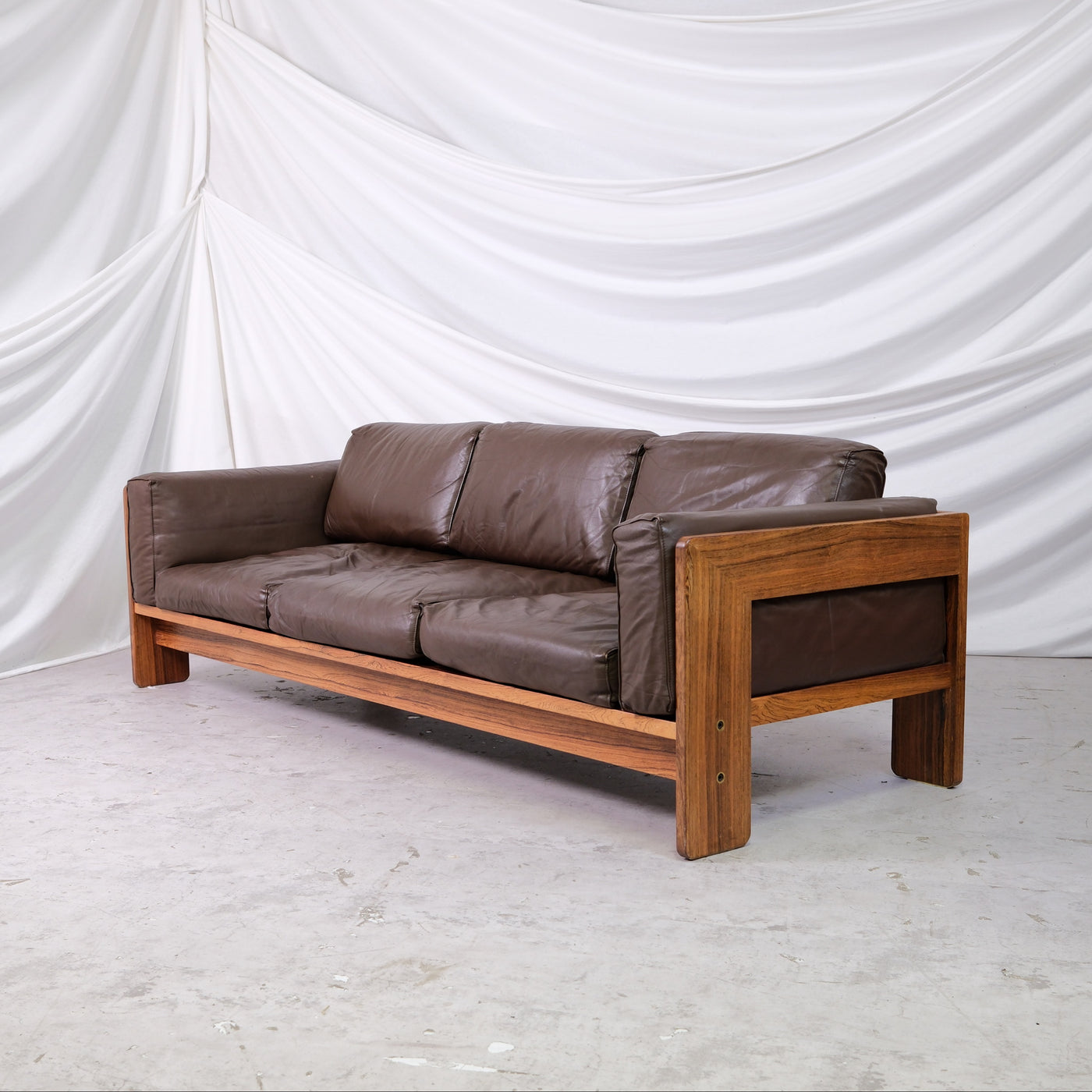 Vintage Tobia Scarpa Bastiano 3-seater sofa with dark brown leather cushions and wooden frame