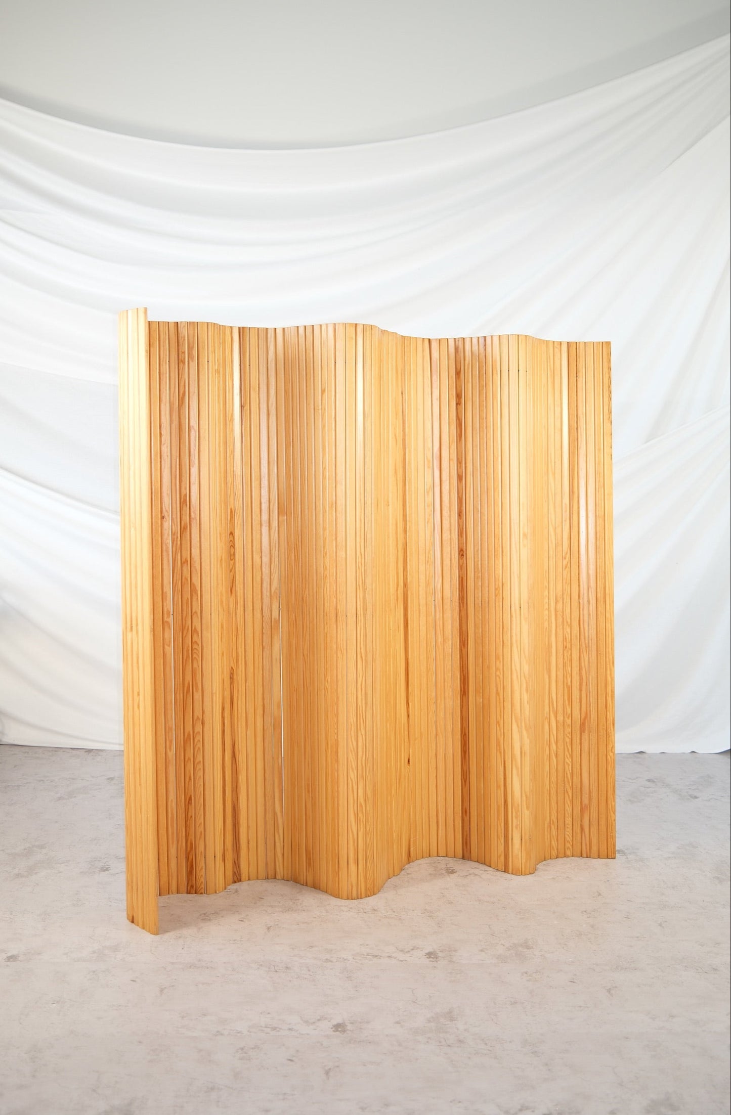 Artek Screen 100 by Alvar Aalto, pine slat room divider
Vintage Artek folding screen, Scandinavian modern design
Alvar Aalto Screen 100, Finnish design classic, Artek Finland
Wooden room divider by Artek, flexible pine screen