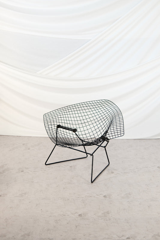 Harry Bertoia Big Diamond Chair, black wire, Knoll International
Vintage Bertoia Diamond Chair, 1950s modernist furniture
Sculptural wire lounge chair by Harry Bertoia for Knoll
Collectible mid-century modern Big Diamond Chair in black finish
