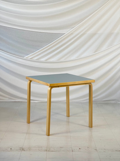 베이비 블루 색상의 Artek 81C 테이블