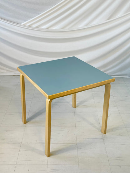 베이비 블루 색상의 Artek 81C 테이블