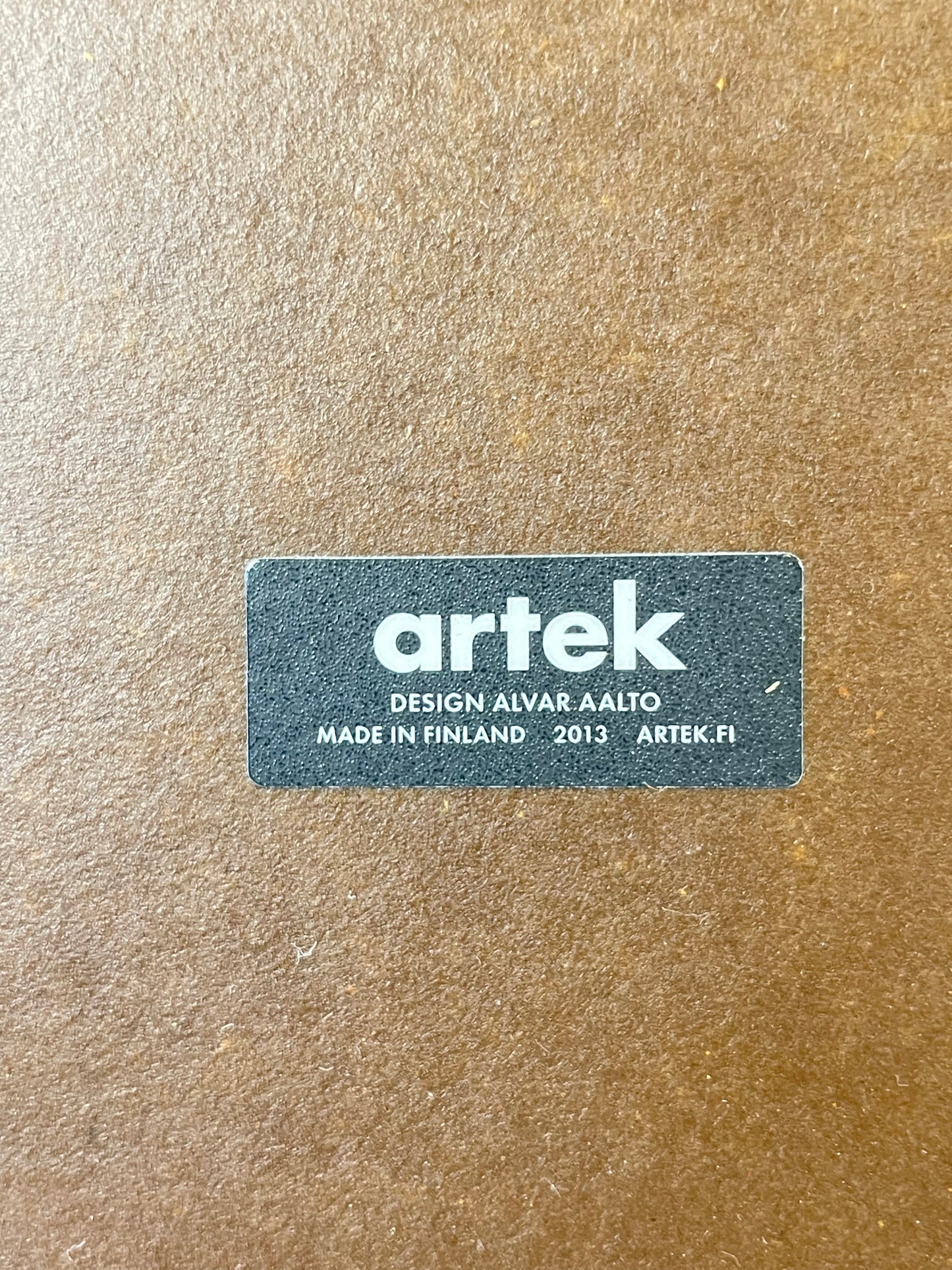 베이비 블루 색상의 Artek 81C 테이블