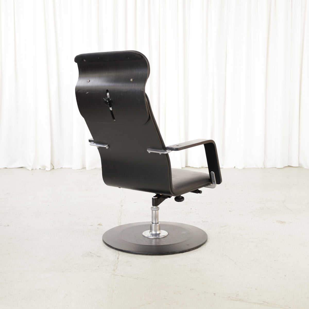 Yrjö Kukkapuro Avarte Fysio chair with disc base – Rear angled view