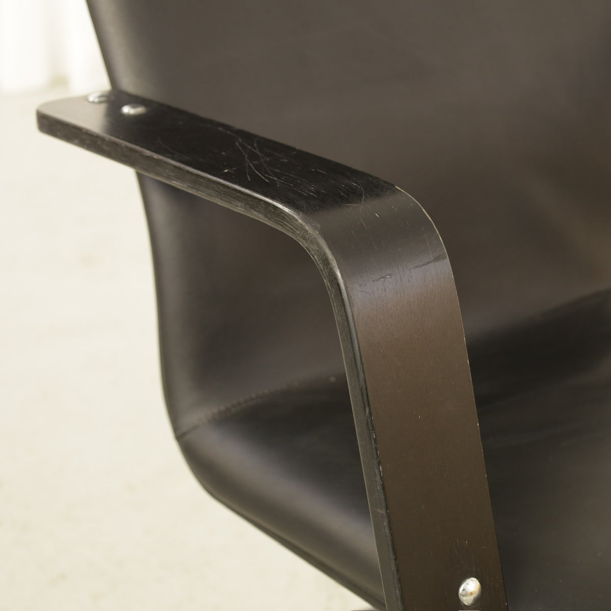 Yrjö Kukkapuro Avarte Fysio chair with disc base – Wooden armrest surface marks