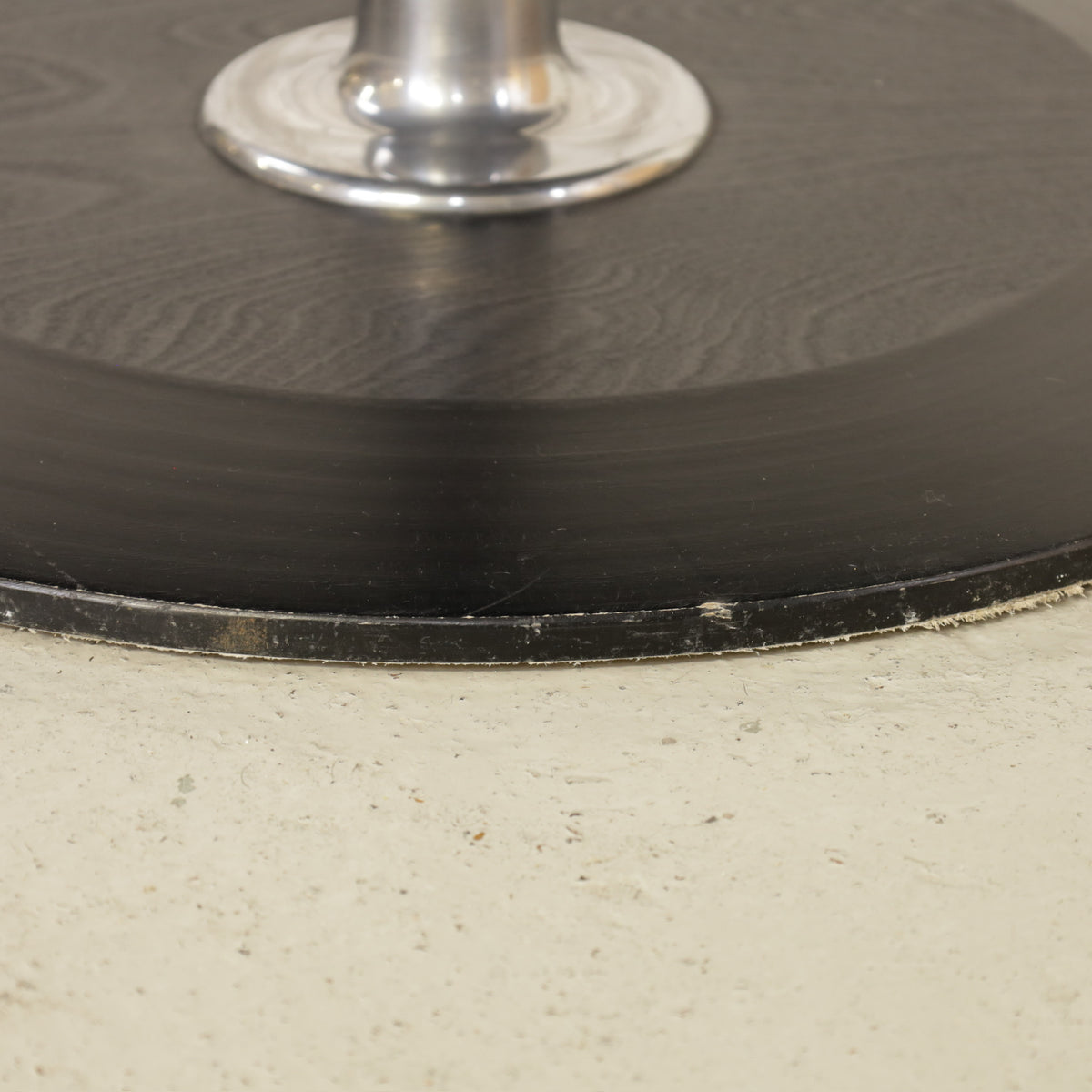 Yrjö Kukkapuro Avarte Fysio chair with disc base – Disc base edge wear
