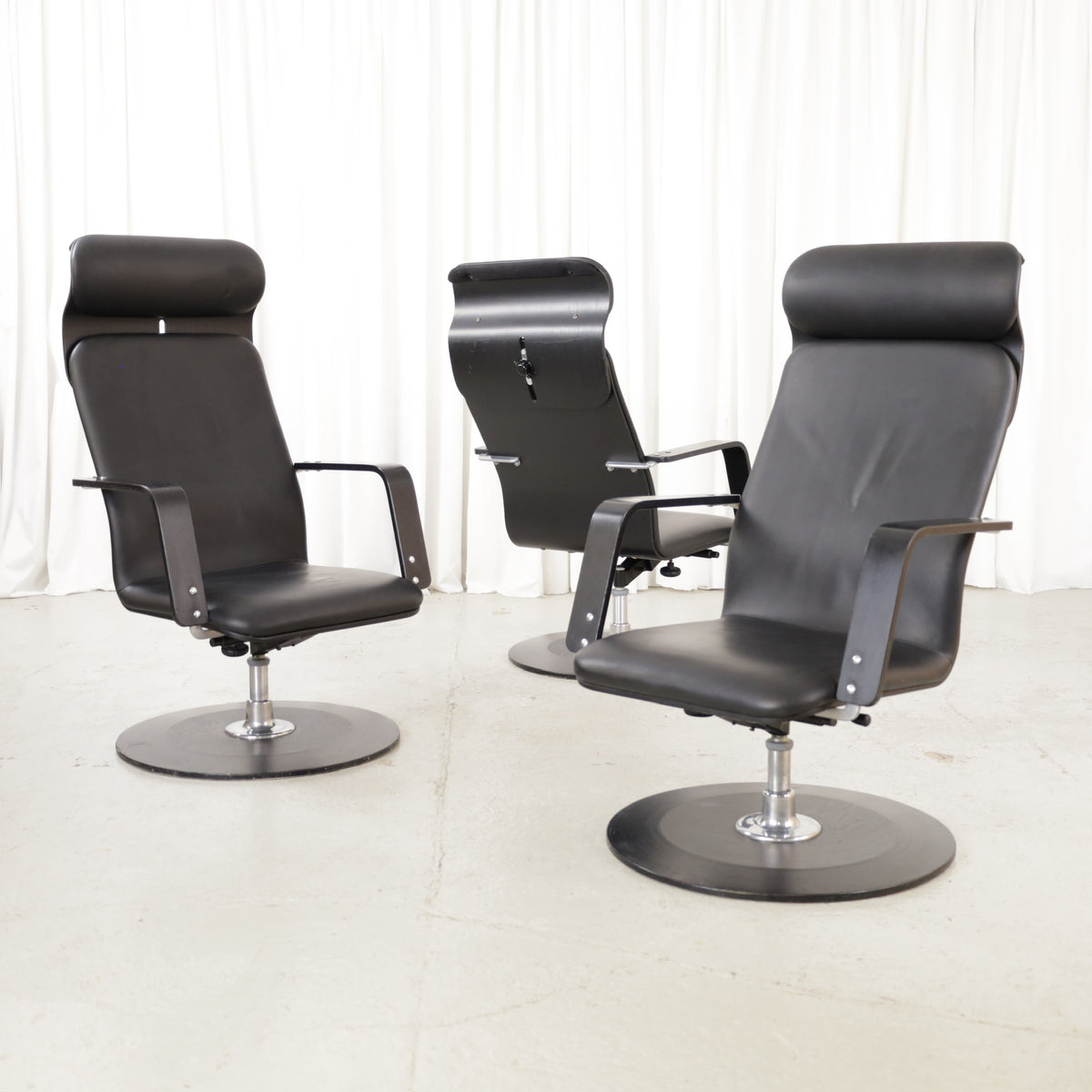 Yrjö Kukkapuro Avarte Fysio chair with disc base – Three chairs, sold individually