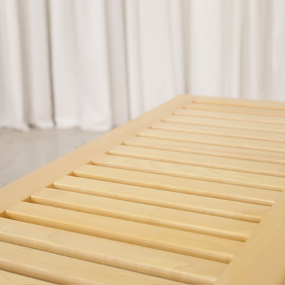 Alvar Aalto Artek 153A birch bench – Slatted birch seat detail