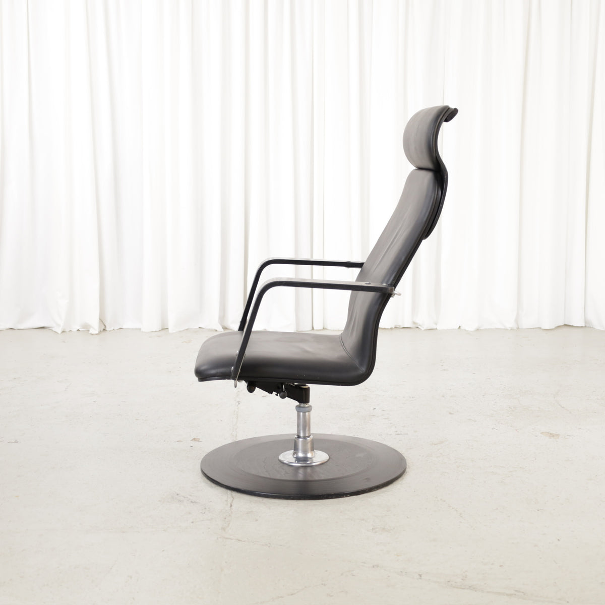 Yrjö Kukkapuro Avarte Fysio chair with disc base – Side view