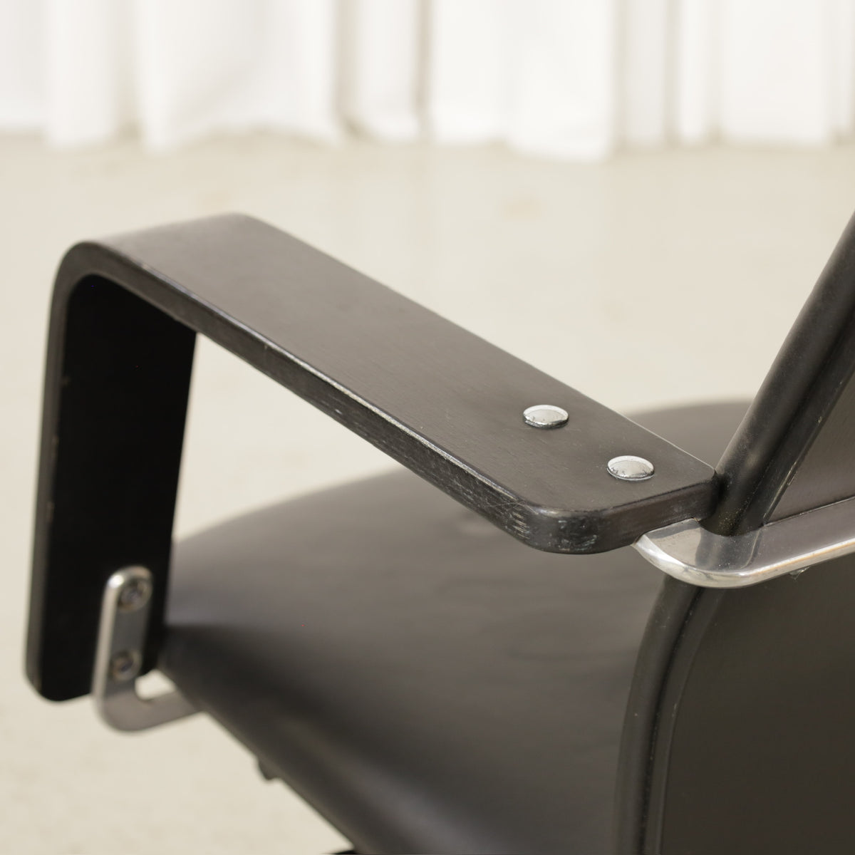 Yrjö Kukkapuro Avarte Fysio chair with disc base – Wooden armrest edge wear