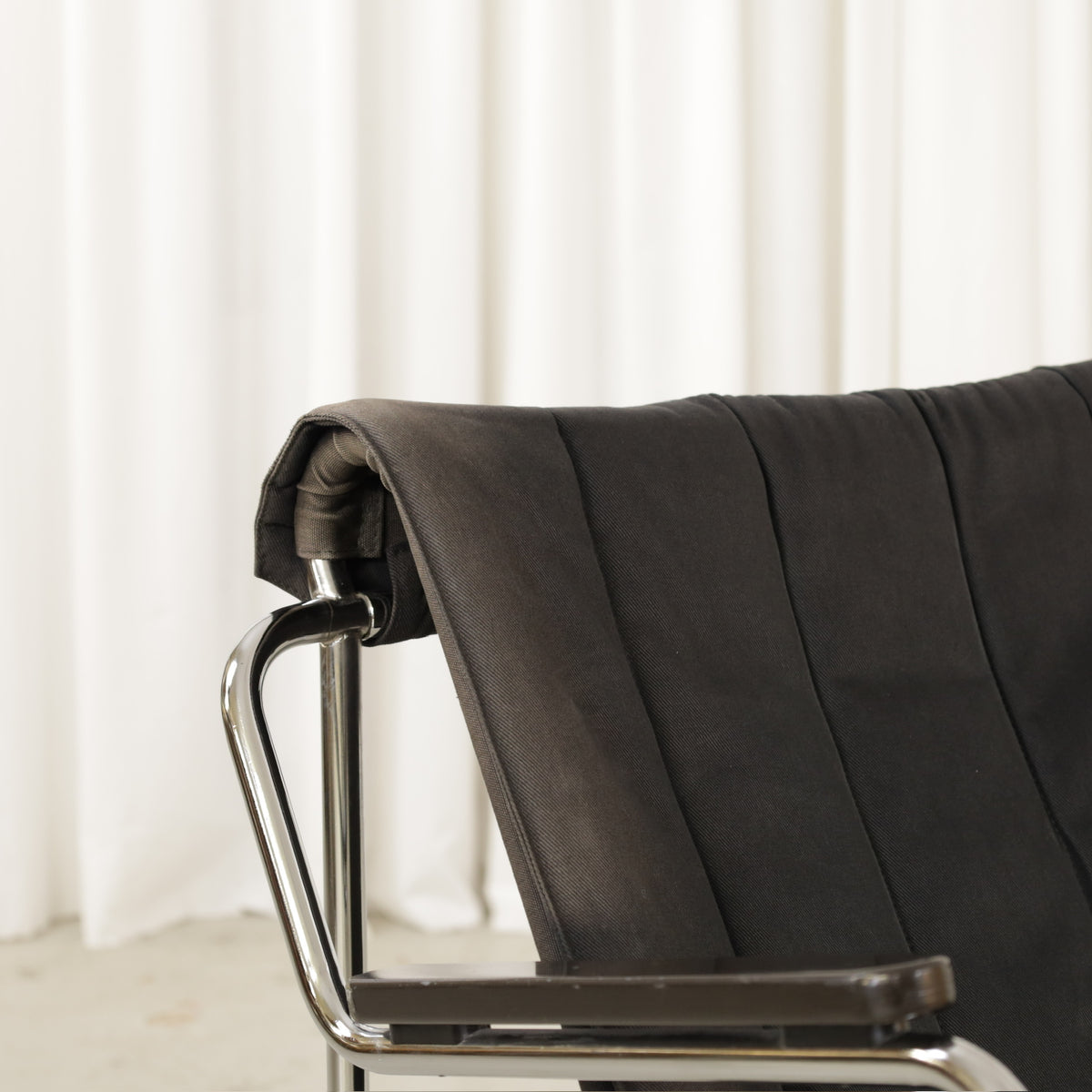 Yrjö Kukkapuro Pressu lounge chair – Faded backrest edge detail
