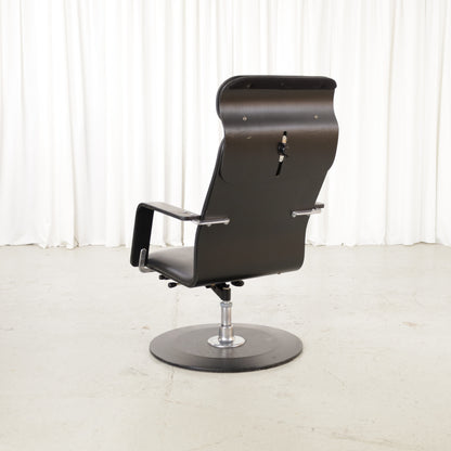 Yrjö Kukkapuro Avarte Fysio chair with disc base – Opposite rear angled view