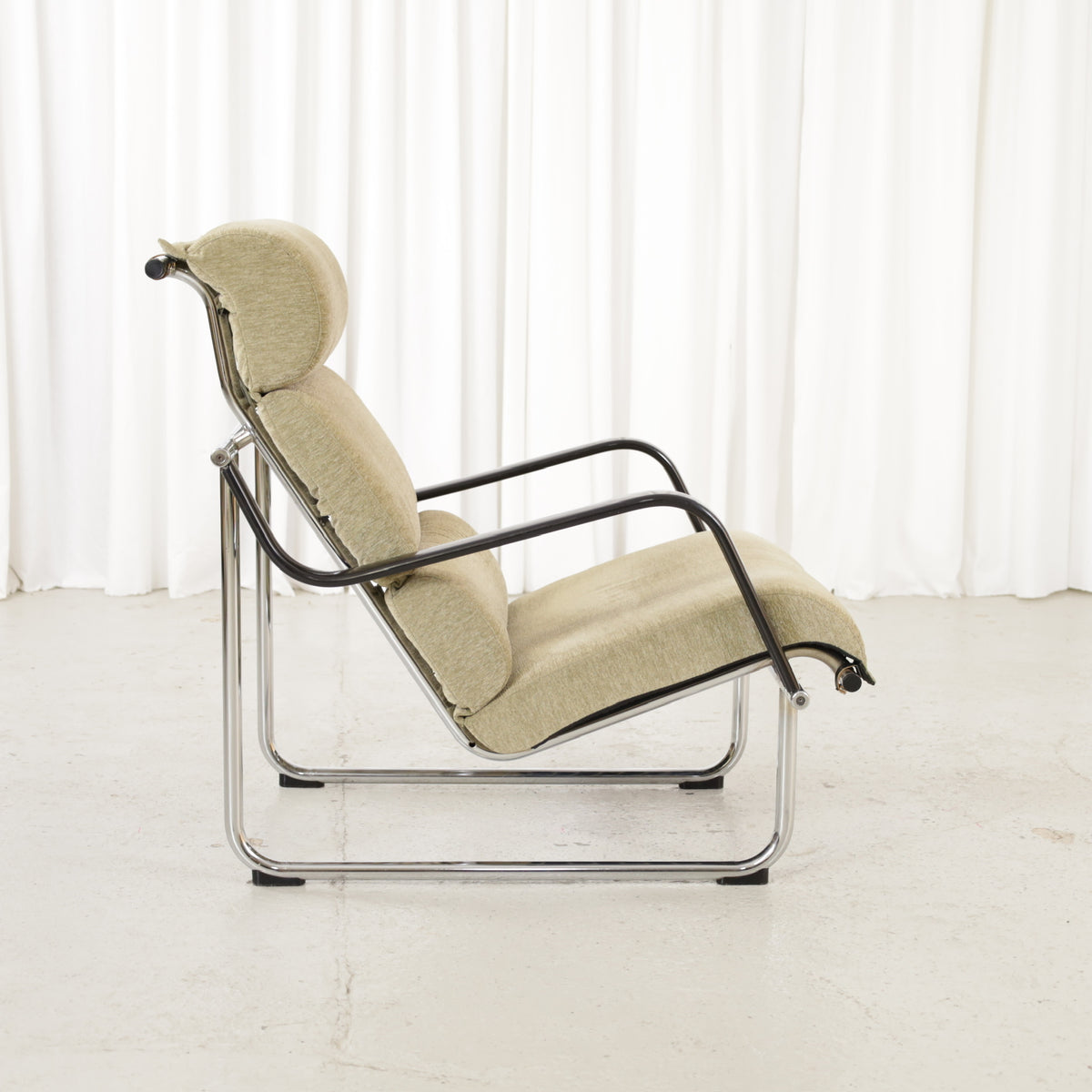 Remmi lounge chair with chromed tubular frame, side view