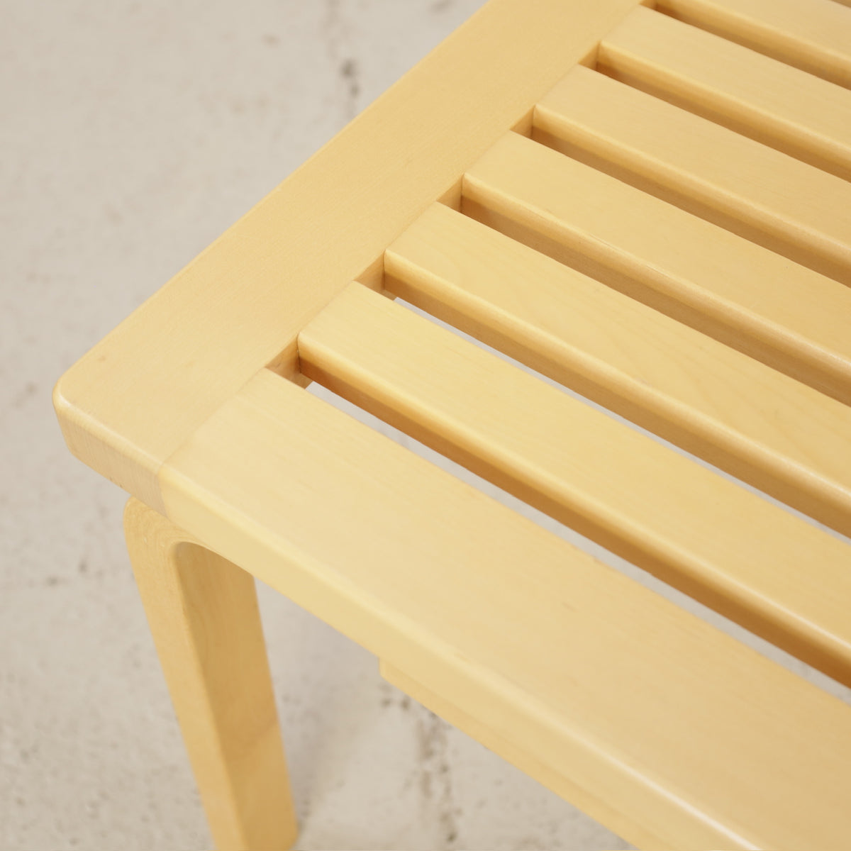 Alvar Aalto Artek 153B birch bench – Birch slats and colour variation