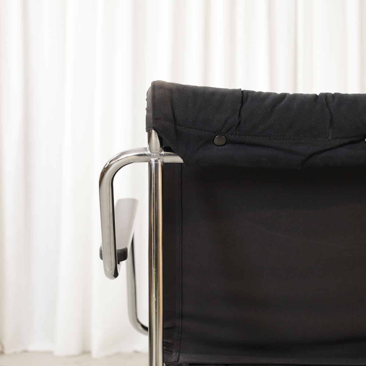 Yrjö Kukkapuro Pressu lounge chair – Rear cushion fastening detail