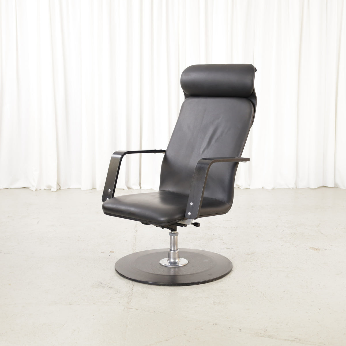 Yrjö Kukkapuro Avarte Fysio chair with disc base – Opposite front angled view