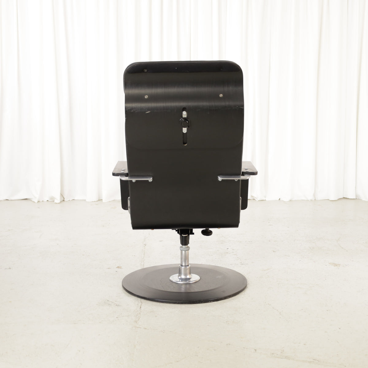 Yrjö Kukkapuro Avarte Fysio chair with disc base – Rear view and headrest adjustment