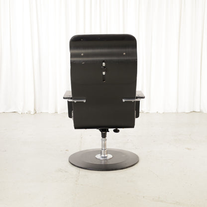 Yrjö Kukkapuro Avarte Fysio chair with disc base – Rear view and headrest adjustment
