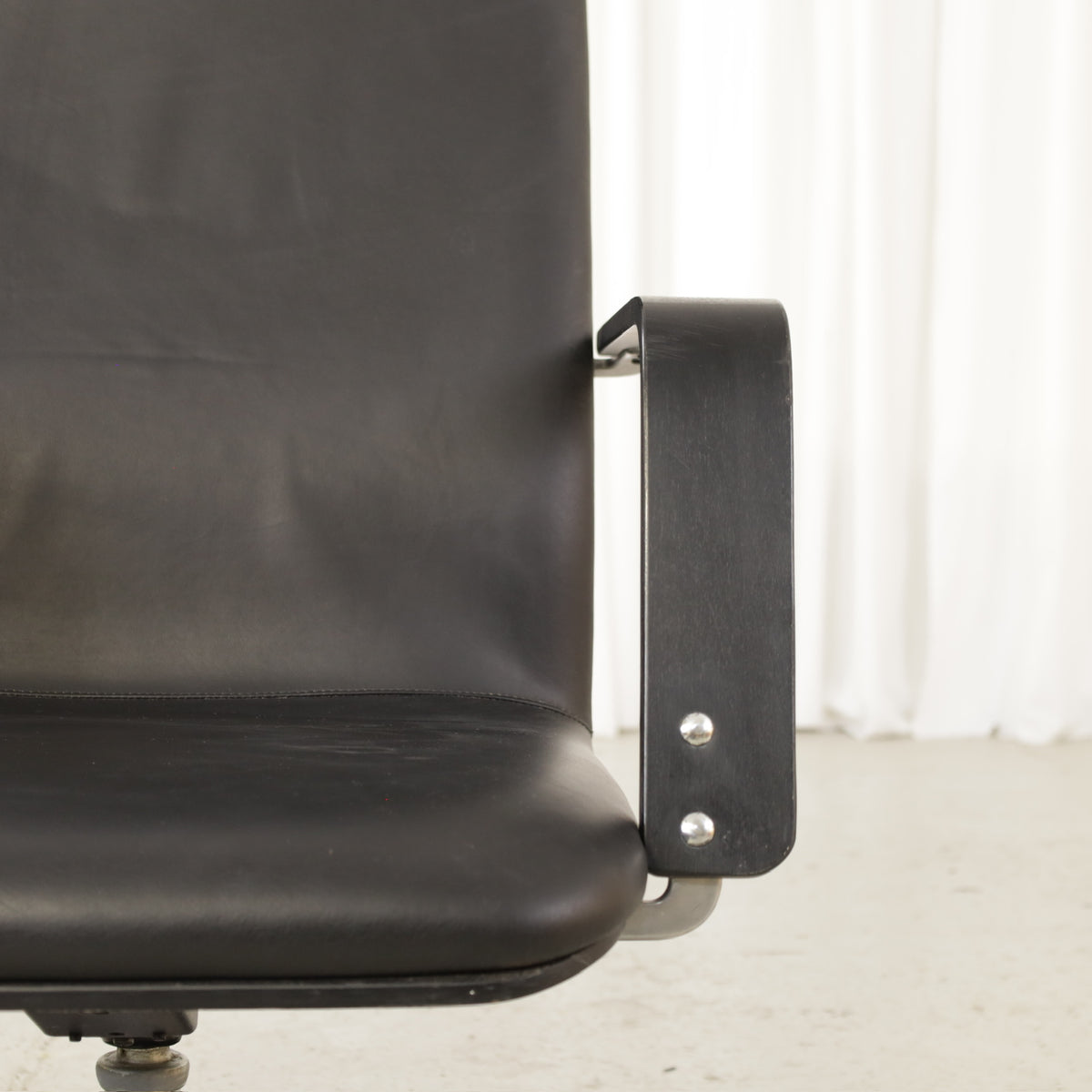 Yrjö Kukkapuro Avarte Fysio chair with disc base – Leather seat and backrest detail