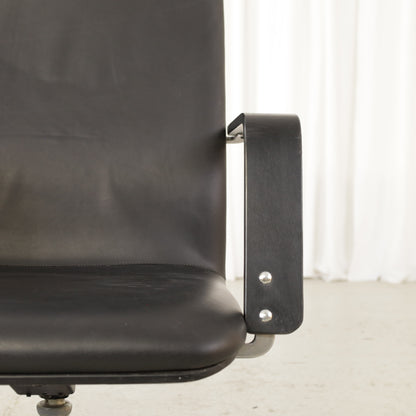 Yrjö Kukkapuro Avarte Fysio chair with disc base – Leather seat and backrest detail