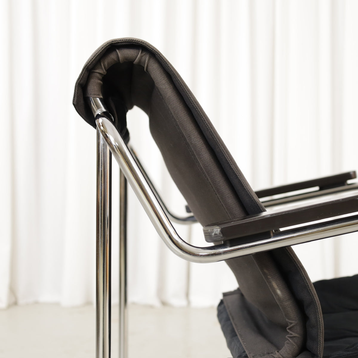 Yrjö Kukkapuro Pressu lounge chair – Wooden armrest wear and backrest detail